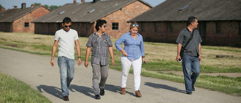 Besucher auf dem Gelände des früheren KZ Auschwitz