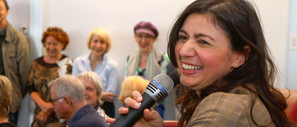 Tagesspiegel-Kolumnistin Hatice Akyün bei ihrer Lesung am Tag der offenen Tür - nicht nur die Autorin hatte Spaß, wie man im Hintergrund erkennt.