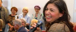 Tagesspiegel-Kolumnistin Hatice Akyün bei ihrer Lesung am Tag der offenen Tür - nicht nur die Autorin hatte Spaß, wie man im Hintergrund erkennt.