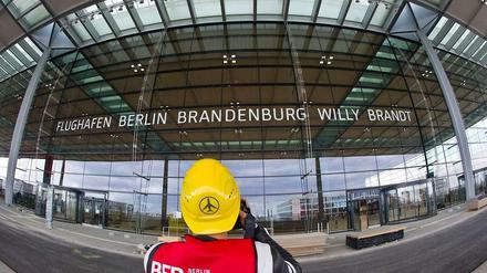 Der nächste hat am BER den Helm auf - der Untersuchungsausschuss sieht neue Arbeit auf sich zukommen. Ein Siemens-Mann!