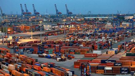 Transitort Hamburger Hafen: Der Zoll stellte hier die brisanten Finanzpapiere sicher. Darunter befänden sich auch Unterlagen mutmaßlicher deutscher Steuerhinterzieher, heißt es. 