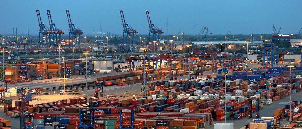 Transitort Hamburger Hafen: Der Zoll stellte hier die brisanten Finanzpapiere sicher. Darunter befänden sich auch Unterlagen mutmaßlicher deutscher Steuerhinterzieher, heißt es.