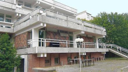 Die Rückseite der ehemaligen „Australischen Botschaft bei der DDR“. Die Strukturwände mit Kreuzsteinen stammen aus den Hedwig-Bollhagen-Werkstätten in Marwitz (Oberhavel) und finden sich noch auf der Freundschaftsinsel in Potsdam. Dort wurden die backsteinroten „Raumteiler“ 2013 aufwändig saniert. 