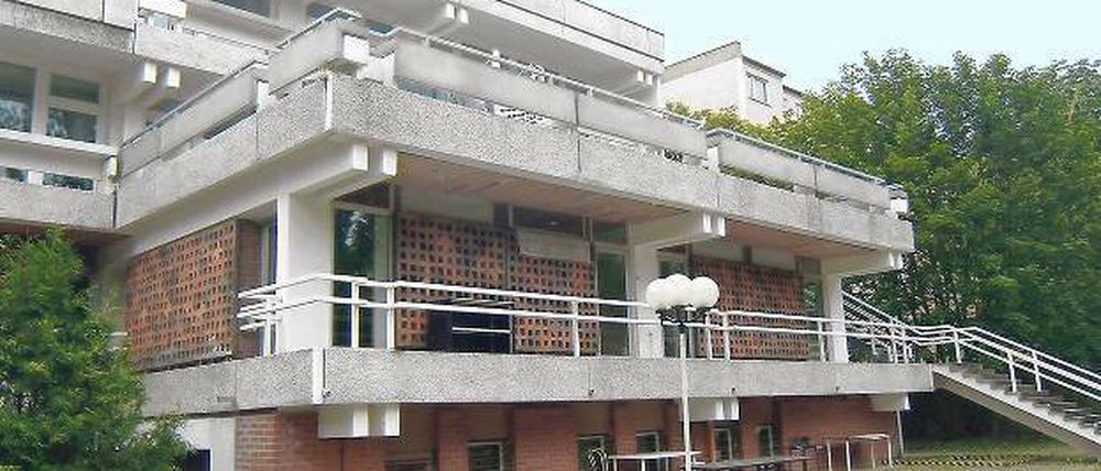 Die Rückseite der ehemaligen „Australischen Botschaft bei der DDR“. Die Strukturwände mit Kreuzsteinen stammen aus den Hedwig-Bollhagen-Werkstätten in Marwitz (Oberhavel) und finden sich noch auf der Freundschaftsinsel in Potsdam. Dort wurden die backsteinroten „Raumteiler“ 2013 aufwändig saniert. 