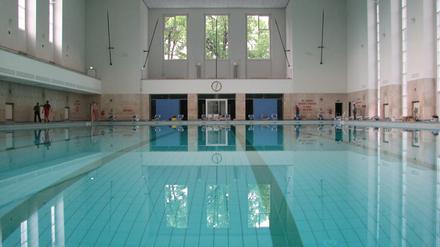 Das frisch sanierte Schwimmbecken lädt zum Hineinspringen ein. 