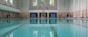 Das frisch sanierte Schwimmbecken lädt zum Hineinspringen ein.