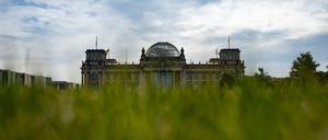In der Coronakrise greift die Politik der Wirtschaft mit viel Geld unter die Arme.