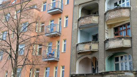Sanierter Altbau neben einem unsanierten in Berlin. In Ballungsräumen, wie der Hauptstadt, schießen die Preise in die Höhe.