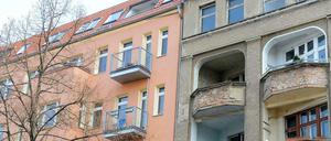 Sanierter Altbau neben einem unsanierten in Berlin. In Ballungsräumen, wie der Hauptstadt, schießen die Preise in die Höhe.