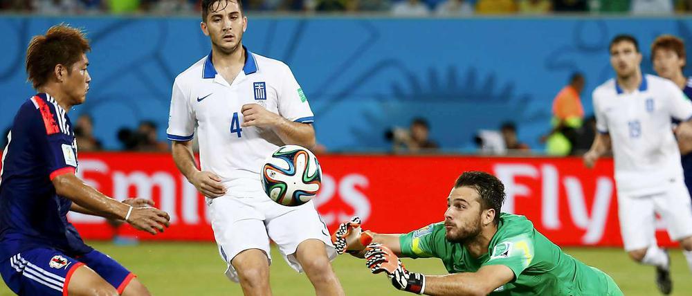 Griechenlands Torwart Orestis Karnezis (r.) hatte so viel gegen Japan gar nicht zu tun, obwohl seine Mannschaft lange in Unterzahl spielen musste.
