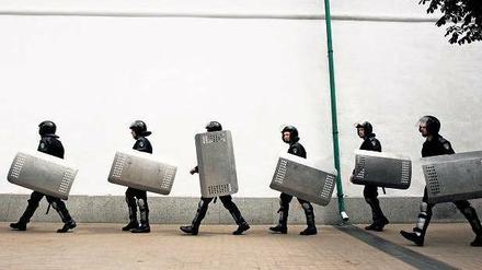 Zur Sicherheit: Truppen des ukrainischen Innenministeriums bewachten am Sonntag eine proukrainische Kundgebung in der Nähe des Lawra-Klosters in der Hauptstadt Kiew. 