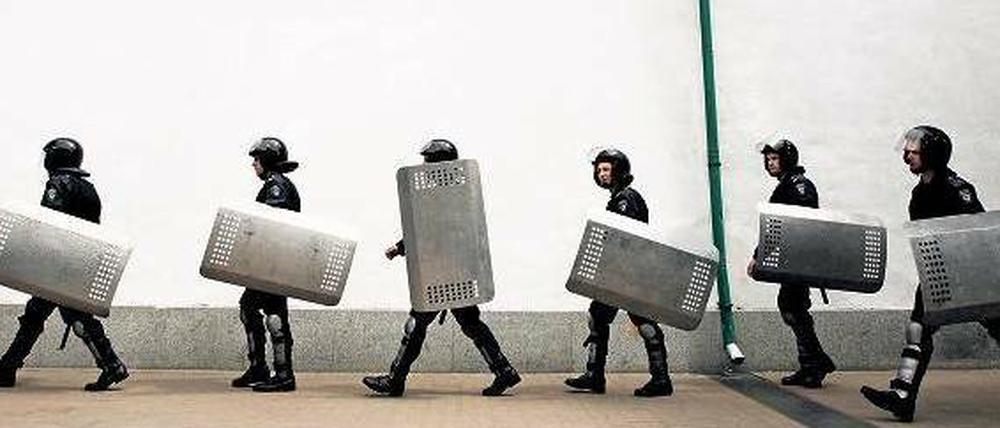 Zur Sicherheit: Truppen des ukrainischen Innenministeriums bewachten am Sonntag eine proukrainische Kundgebung in der Nähe des Lawra-Klosters in der Hauptstadt Kiew. 