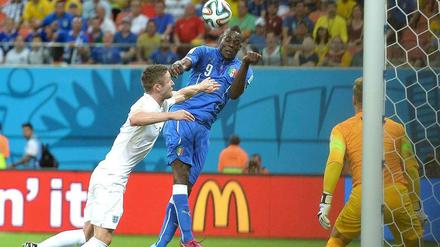 Diesmal würden sich die Engländer über Tore von Mario Balotelli (M.) freuen.
