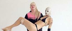 Ganz stark. Wenn sich die Künstlerin Stephanie Ballantine im Video von einer Bodybuilderin hochheben lässt, geraten gängige Rollenklischees schnell ins Wanken.