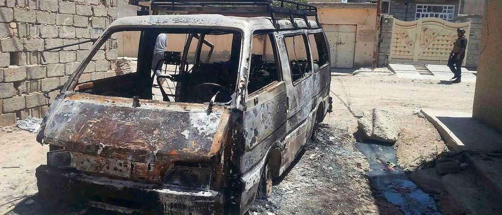 Ein bei Kämpfen zwischen der Isis-Miliz und irakischen Sicherheitskräften ausgebranntes Auto. Die Dschihadisten sind weiter auf dem Vormarsch. 