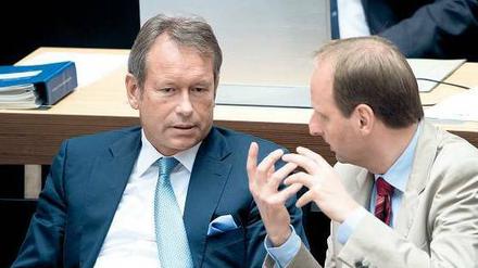 Sie reden miteinander. Und übereinander. Finanzsenator Nußbaum (links) und Justizsenator Heilmann. 