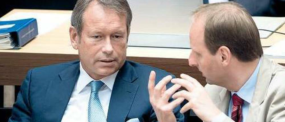 Sie reden miteinander. Und übereinander. Finanzsenator Nußbaum (links) und Justizsenator Heilmann.