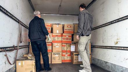 Mitarbeiter der Spurensicherung der Polizei laden die gefunden Unterlagen in einen Transporter. Nun muss nachgesehen werden, was in den brisanten Papieren steht.