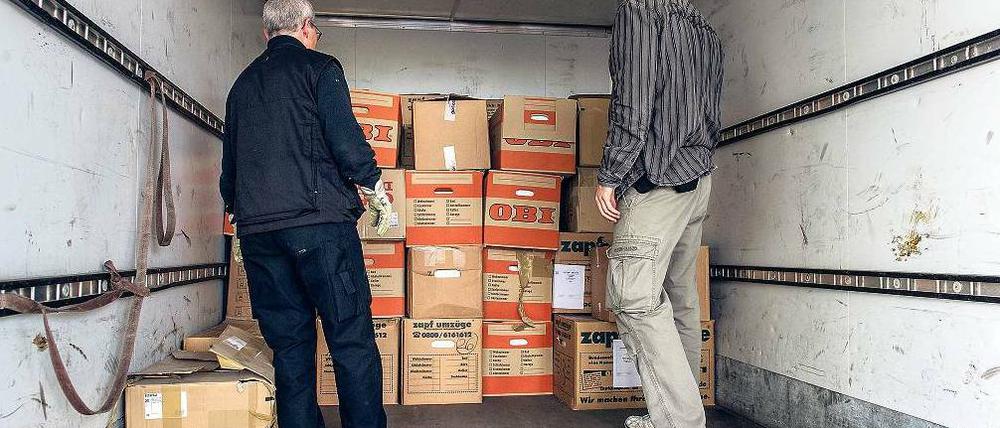 Mitarbeiter der Spurensicherung der Polizei laden die gefunden Unterlagen in einen Transporter. Nun muss nachgesehen werden, was in den brisanten Papieren steht.