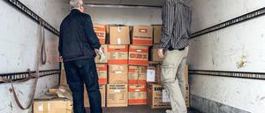 Mitarbeiter der Spurensicherung der Polizei laden die gefunden Unterlagen in einen Transporter. Nun muss nachgesehen werden, was in den brisanten Papieren steht.