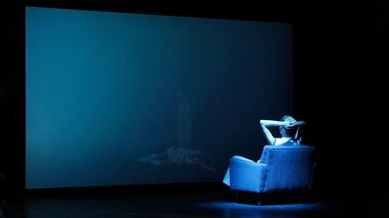 Die Liebe, ganz in blau, an der Deutschen Oper.