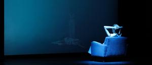 Die Liebe, ganz in blau, an der Deutschen Oper.