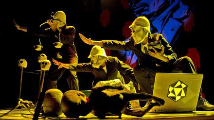 In „Macbeth“ geht er denkbar plakativ zu Werke, bis hin zum Schleudern schwarzer Babypuppenleichen. 