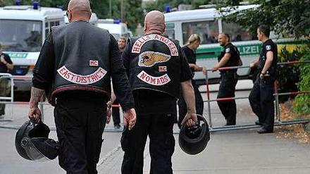 Abmarsch? Die Berliner Hells Angels, zwei Rocker aus der Charter "Nomads" und "East District" bei einer Ausfahrt 2013, befinden sich in der Defensive.
