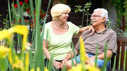 Am Ufer des Teichs. Angela (70) und Klaus Tittel (78) haben vor einem halben Jahr ein Drittel ihres Gartens in Heiligensee abgegeben. Doch ihnen bleiben immer noch 1900 Quadratmeter samt Gewässer zum Bewirtschaften. Da bleibt nicht viel Zeit für Ruhepäuschen.