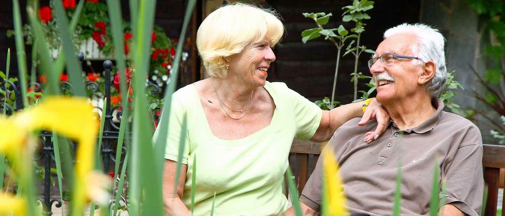 Am Ufer des Teichs. Angela (70) und Klaus Tittel (78) haben vor einem halben Jahr ein Drittel ihres Gartens in Heiligensee abgegeben. Doch ihnen bleiben immer noch 1900 Quadratmeter samt Gewässer zum Bewirtschaften. Da bleibt nicht viel Zeit für Ruhepäuschen.