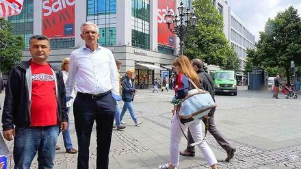 Anrainer beklagen Missstände. Obst- und Gemüsehändler Özcan Sahinbaş (links) und Thomas Bong von der AG Wilmersdorfer Straße.
