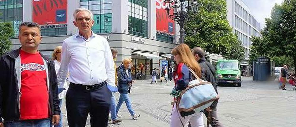 Anrainer beklagen Missstände. Obst- und Gemüsehändler Özcan Sahinbaş (links) und Thomas Bong von der AG Wilmersdorfer Straße.