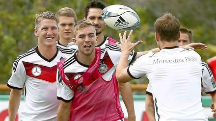 Wer setzt sich durch im defensiven Mittelfeld? Kramer (r.) oder Schweinsteiger? 