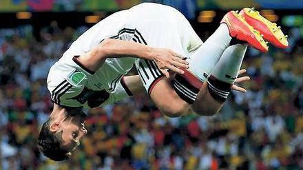 Alter Hüpfer. Mit 36 Jahren war Klose der älteste deutsche Torschütze – und sprang trotzdem den Salto. Foto: Reuters