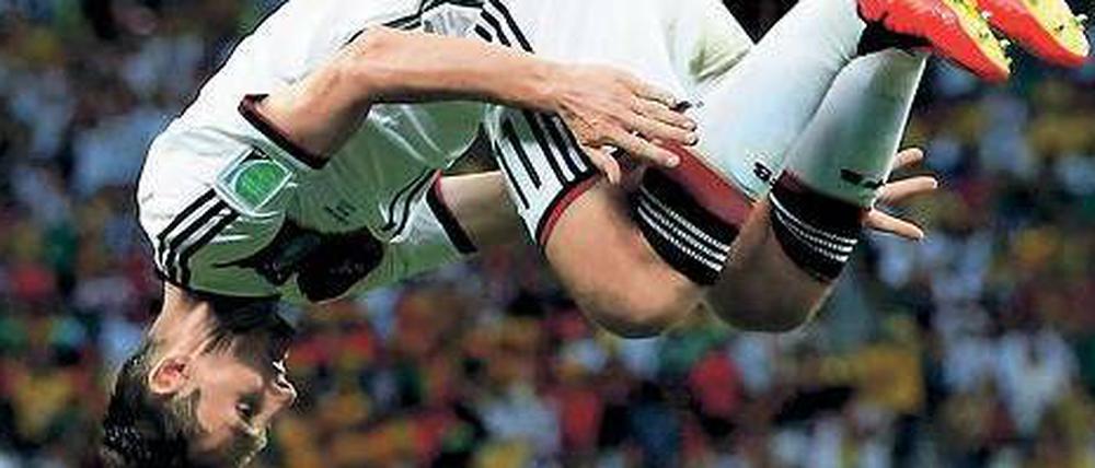Alter Hüpfer. Mit 36 Jahren war Klose der älteste deutsche Torschütze – und sprang trotzdem den Salto. Foto: Reuters