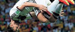 Alter Hüpfer. Mit 36 Jahren war Klose der älteste deutsche Torschütze – und sprang trotzdem den Salto. Foto: Reuters