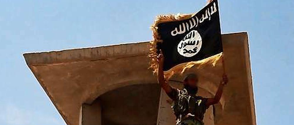 In Siegerpose. Ein Kämpfer der Isil an einem eingenommenen Grenzpunkt im Norden des Irak. Das Foto wurde auf einer Website der Dschihadisten veröffentlicht.