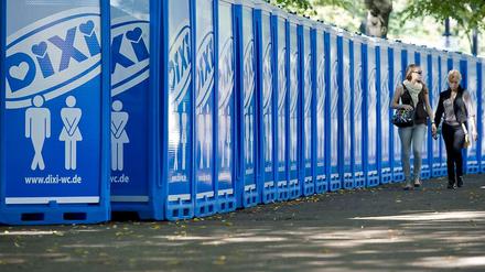 Da kann man doch wohl mal draufgehen! Portable Toiletten wie diese auf einem Bild von 2011 sind auch in diesem Jahr wieder rund um die Fanmeile aufgestellt.