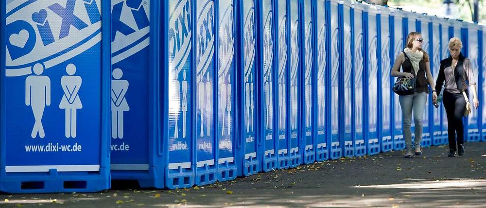 Da kann man doch wohl mal draufgehen! Portable Toiletten wie diese auf einem Bild von 2011 sind auch in diesem Jahr wieder rund um die Fanmeile aufgestellt.