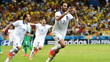 Ein Herz für Griechenland. Georgios Samaras (vorn) feiert sein spätes Elfmeter-Tor gegen die Elfenbeinküste.
