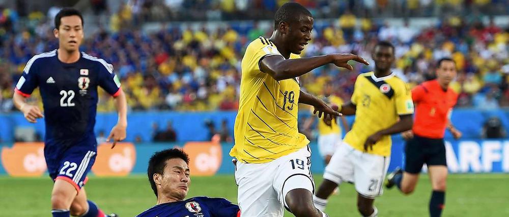 Adrian Ramos auf dem Weg in den Strafraum. Da wird er von Yasuyuki Konno gefoult - es gibt Elfmeter für Kolumbien und wenig später das 1:0.