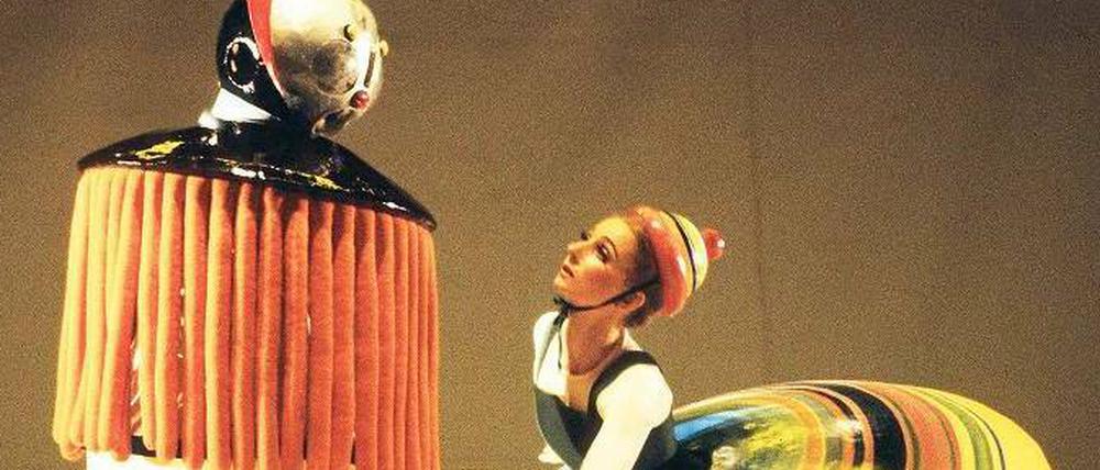 Das Triadische Ballett von Oskar Schlemmer: Gelbe Reihe, Taucher und Großer Rock (Ivan Liška, Colleen Scott, 1977).
