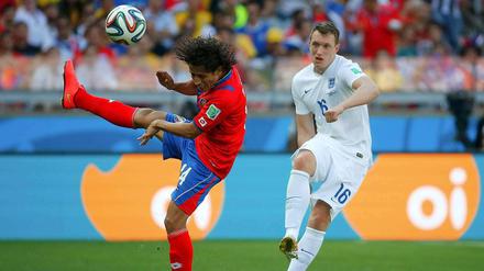 Kopf einziehen! Costa Rica's Randall Brenes geht vor Phil Jones Geschoss in Deckung.