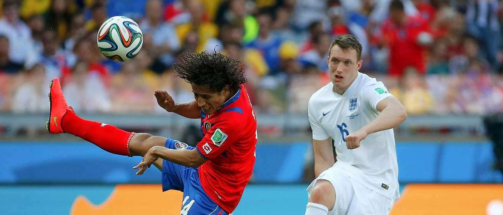 Kopf einziehen! Costa Rica's Randall Brenes geht vor Phil Jones Geschoss in Deckung.