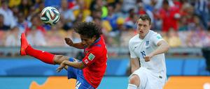 Kopf einziehen! Costa Rica's Randall Brenes geht vor Phil Jones Geschoss in Deckung.