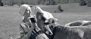 Muh! Uschi liebt ihre Kühe und die Stille auf der Alm. Trotzdem weiß die gestandene Bäuerin in Matti Bauers Doku „Still“ um die Brüchigkeit der Idylle. 