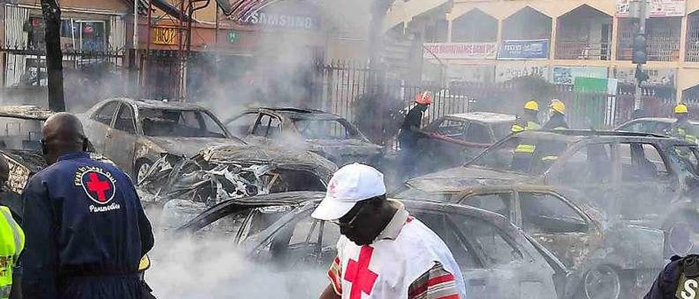 Mehrere Autos wurden bei der Explosion zerstört.