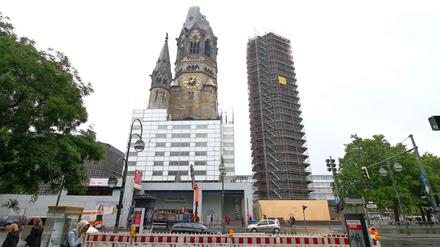 Gerüste runter, Gerüste hoch. Während die Sanierung des alten Turms links bald endet, werden nun Schäden am neueren Turm daneben untersucht. 