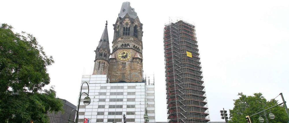 Gerüste runter, Gerüste hoch. Während die Sanierung des alten Turms links bald endet, werden nun Schäden am neueren Turm daneben untersucht.