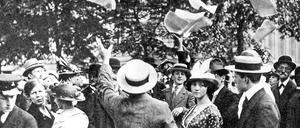 Mobilmachung im August 1914 in Berlin: Menschen Unter den Linden in Berlin greifen nach den Extrablättern, die den Ausbruch des Krieges bekanntgeben. 